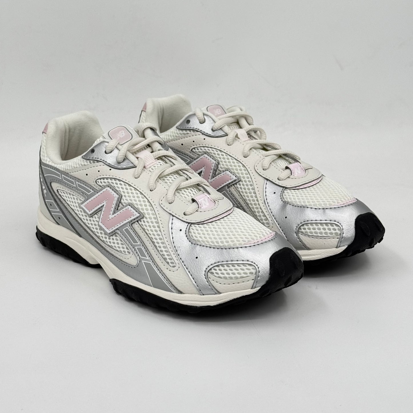 New Balance 204L
Silver Metallic Pink