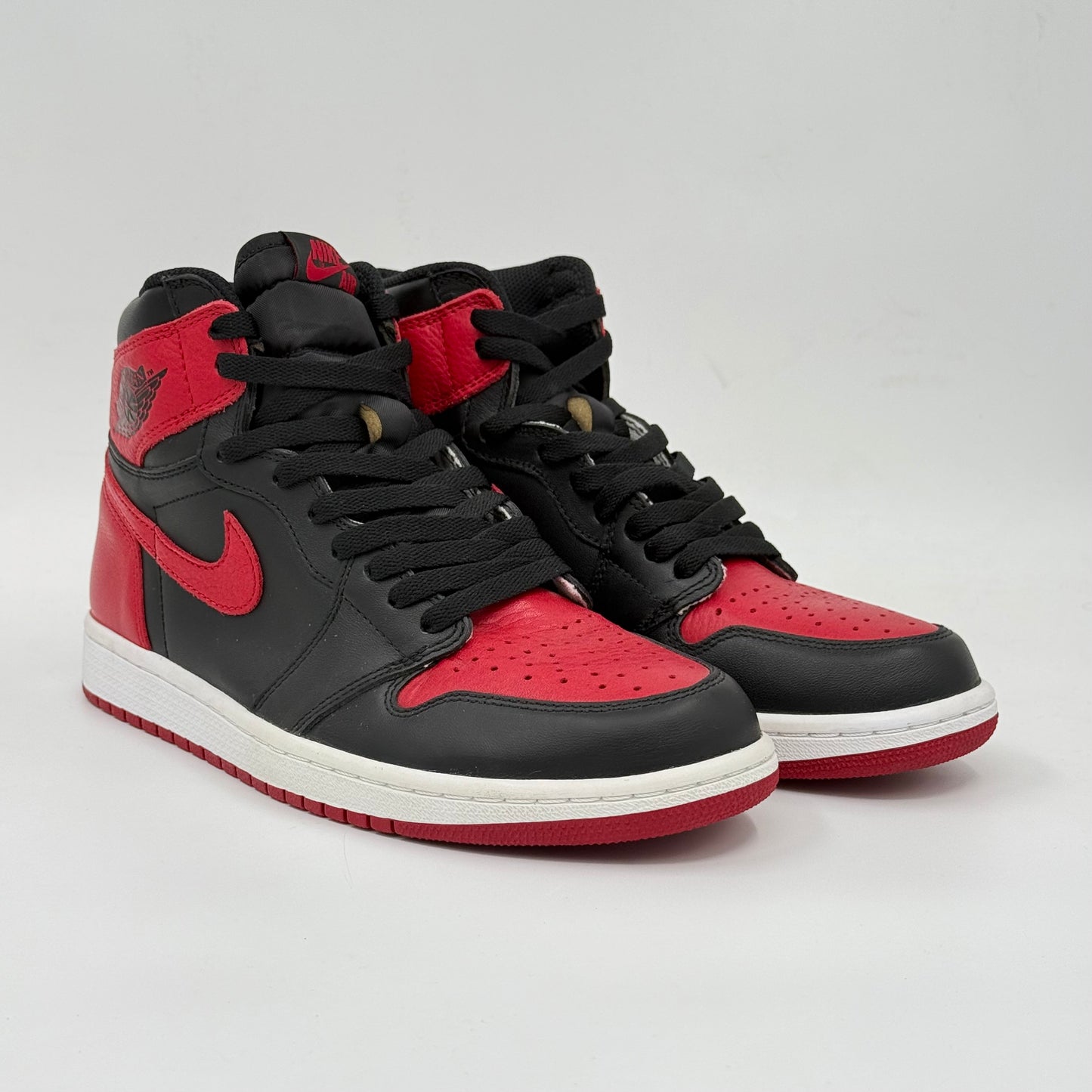 Jordan 1 Retro High
Bred Banned (2016)