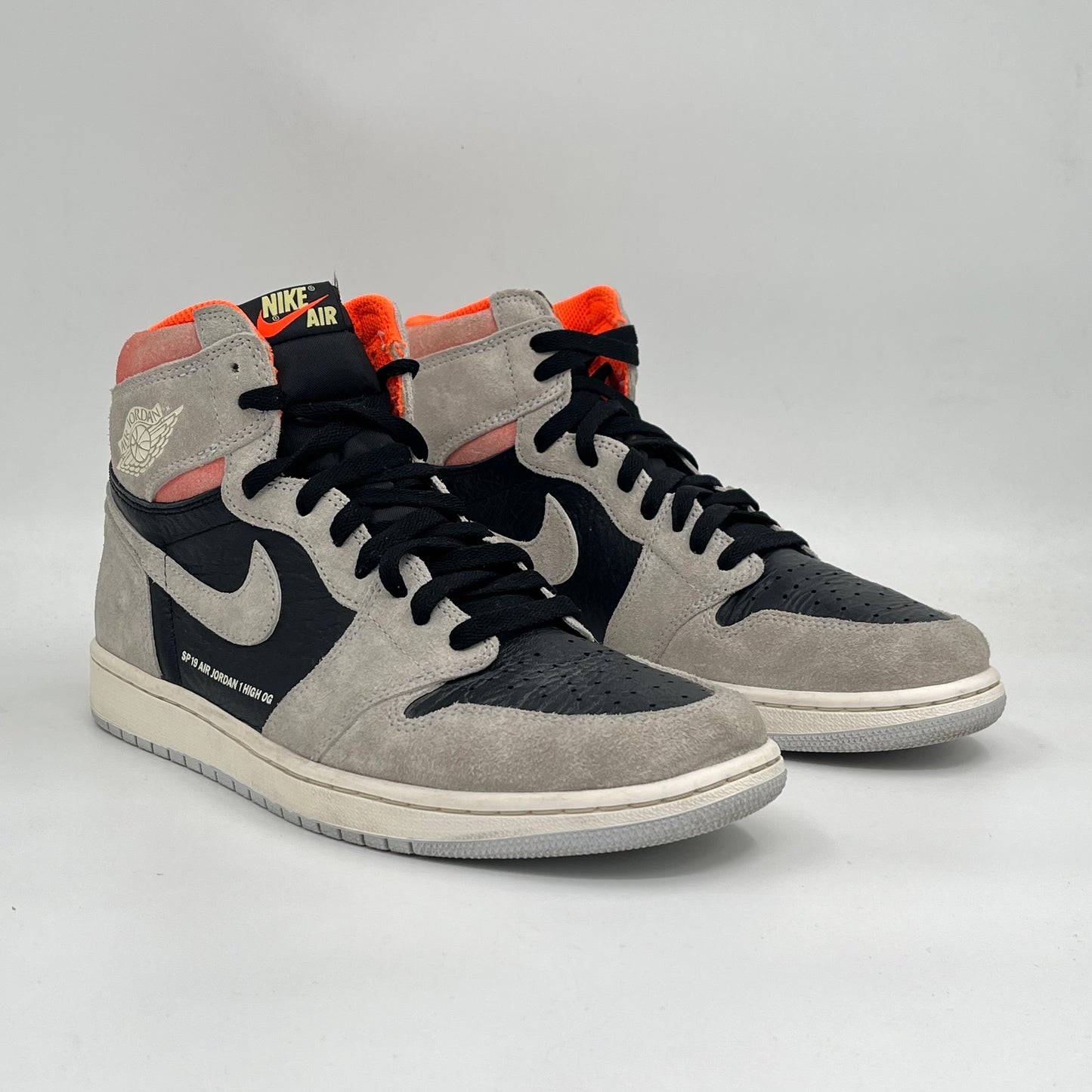 Jordan 1 Retro High Neutral Grey Hyper Crimson (Pre-owned 7.5/10)