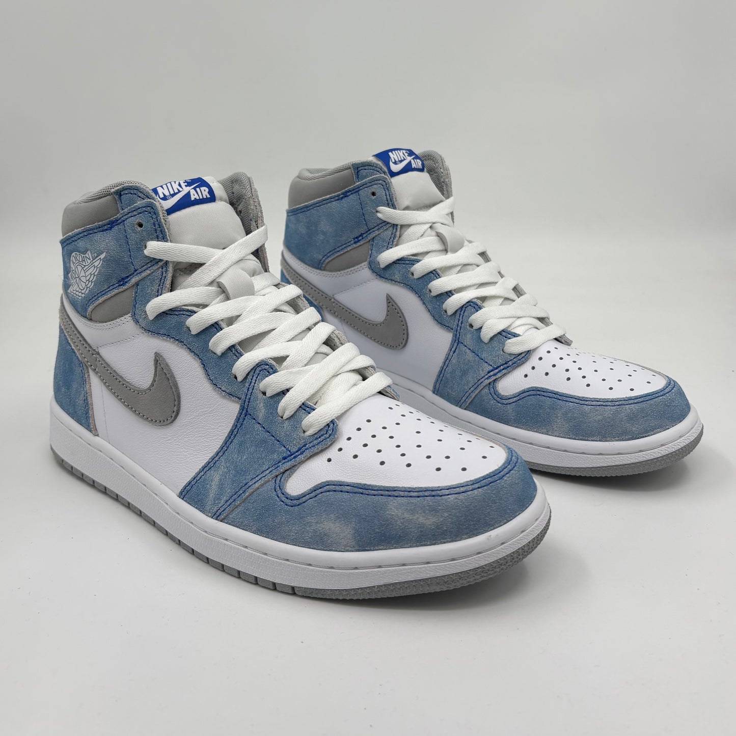 Jordan 1 Retro High
Hyper Royal Smoke Grey