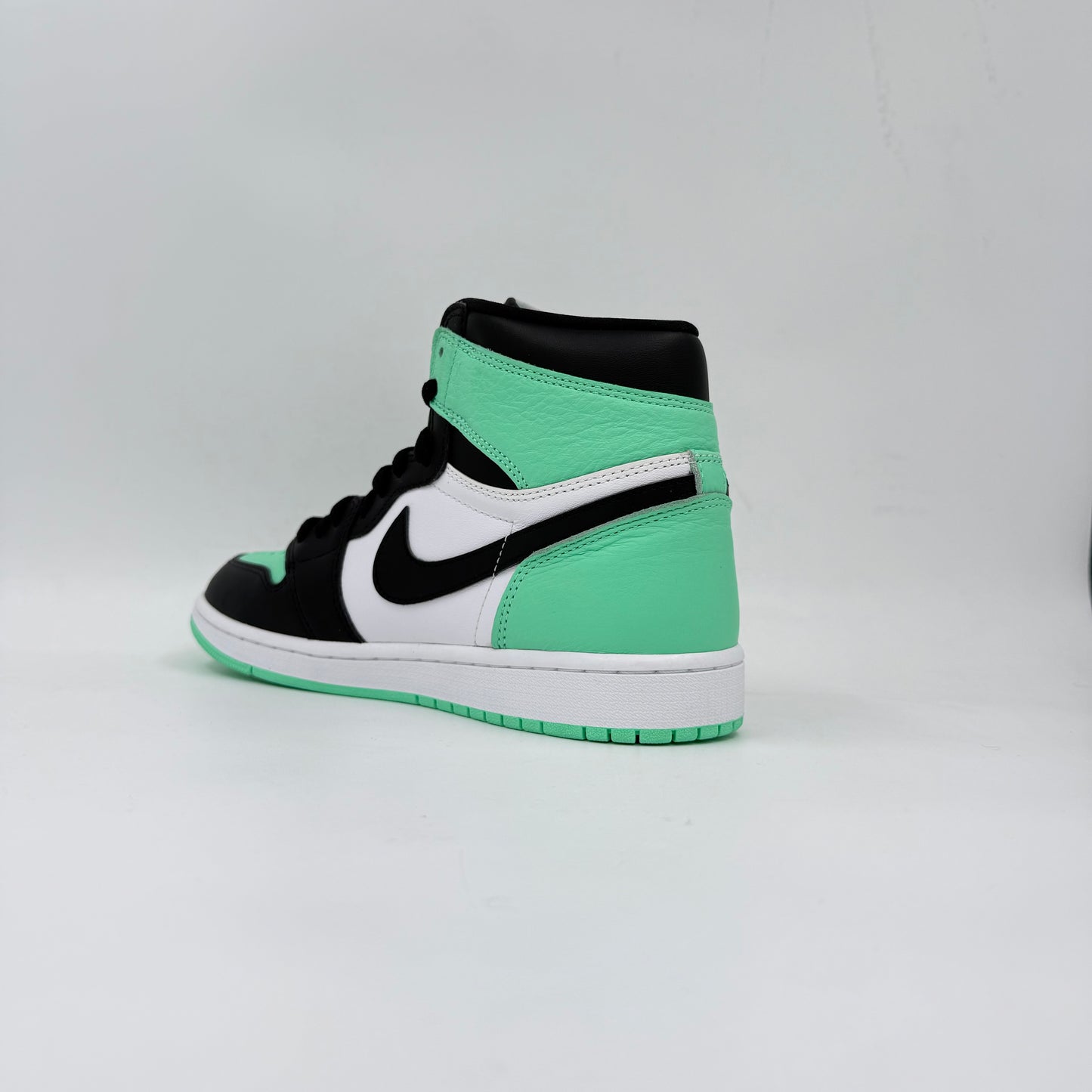 Jordan 1 Retro High OG
Green Glow