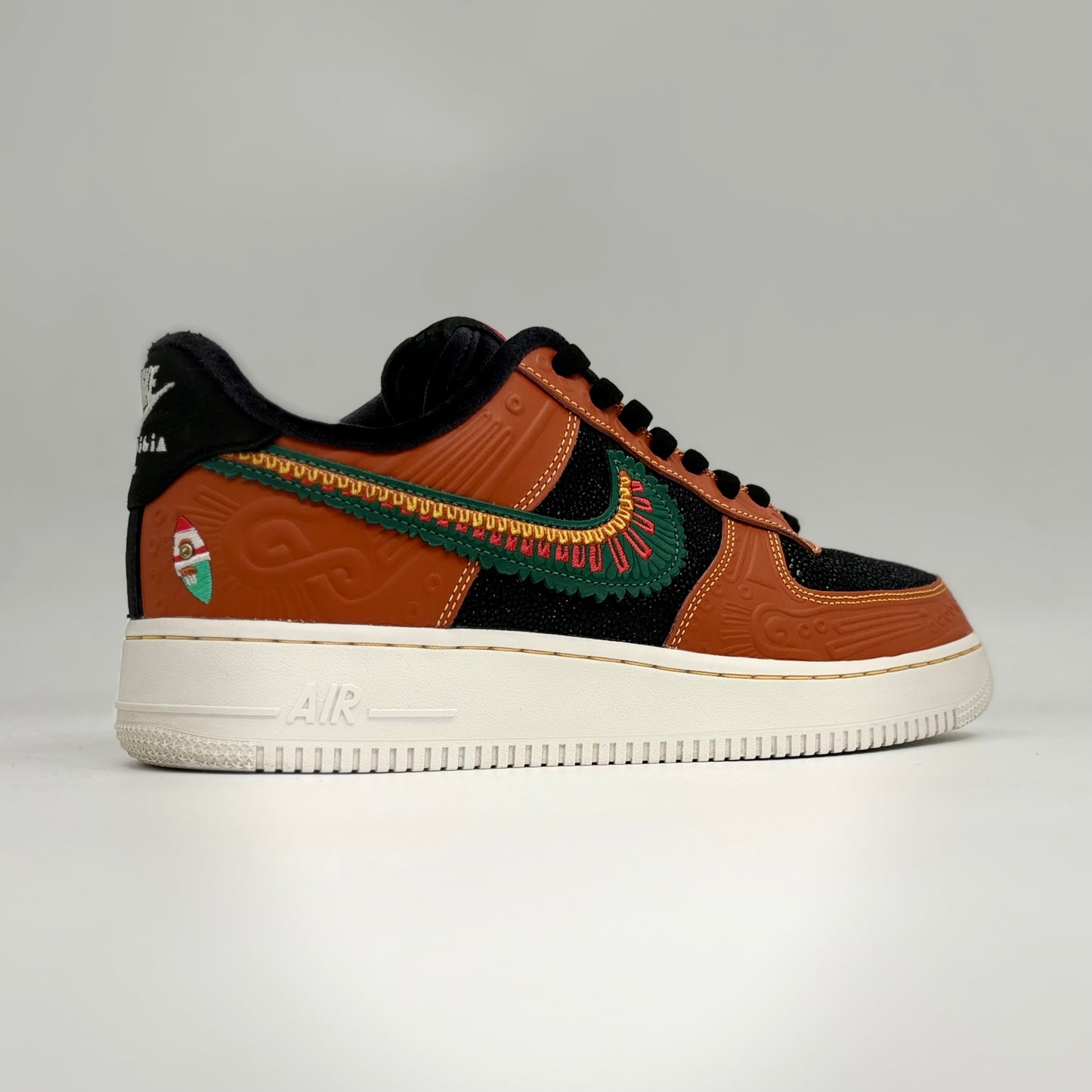 Nike Air Force 1 Low "Siempre Familia" (Pre-owned 9.5/10)