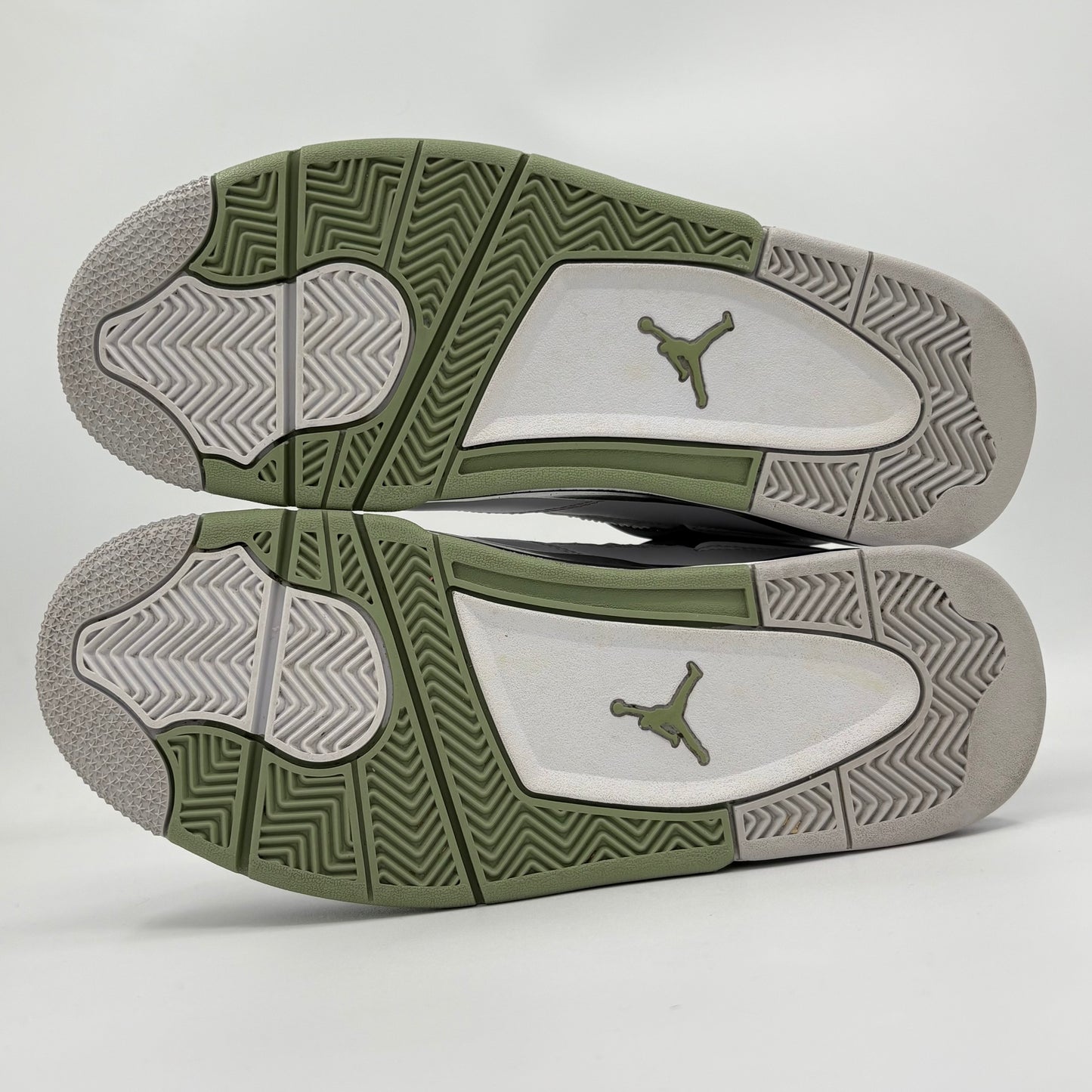 Nike Air Jordan 4 Retro Seafoam (Pre-owned condition 9/10)
