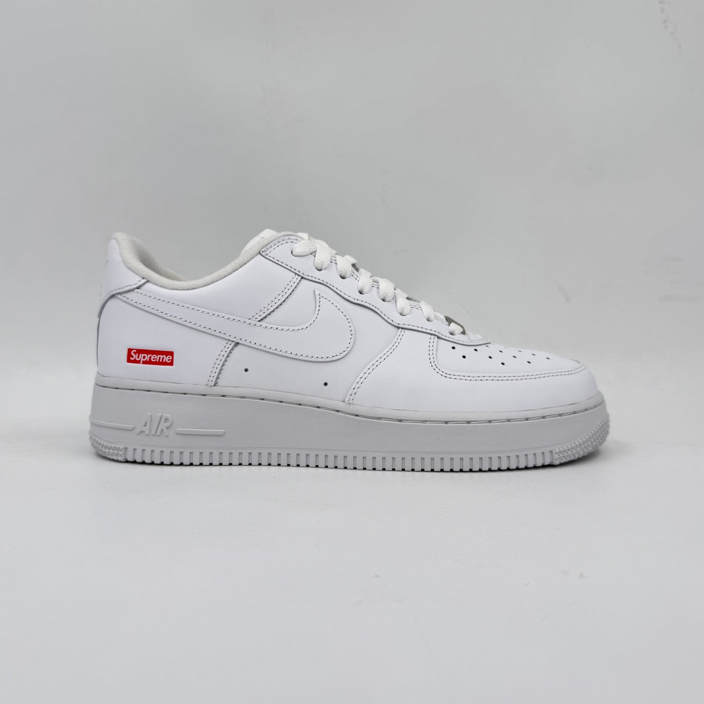 Nike Air Force 1 Low
Supreme White