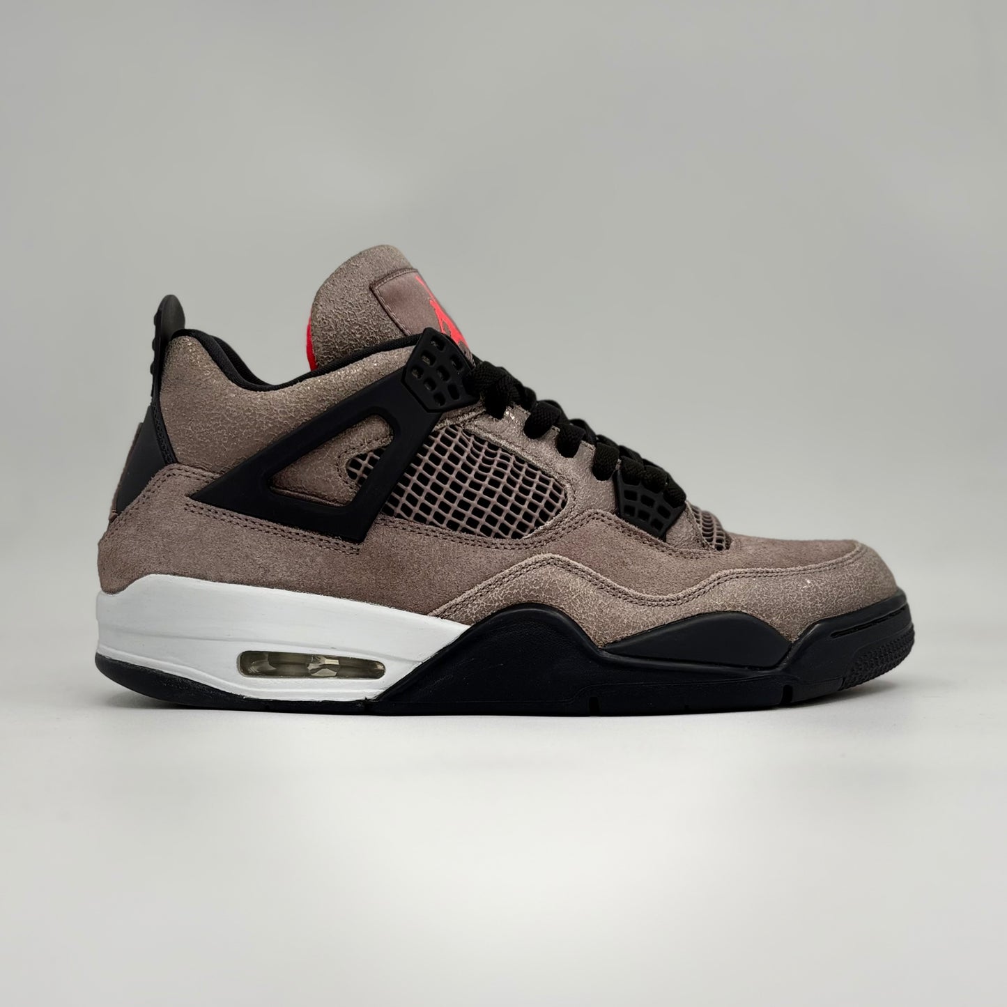 Jordan 4 retro Taupe Haze
(Pre-owned 9/10)