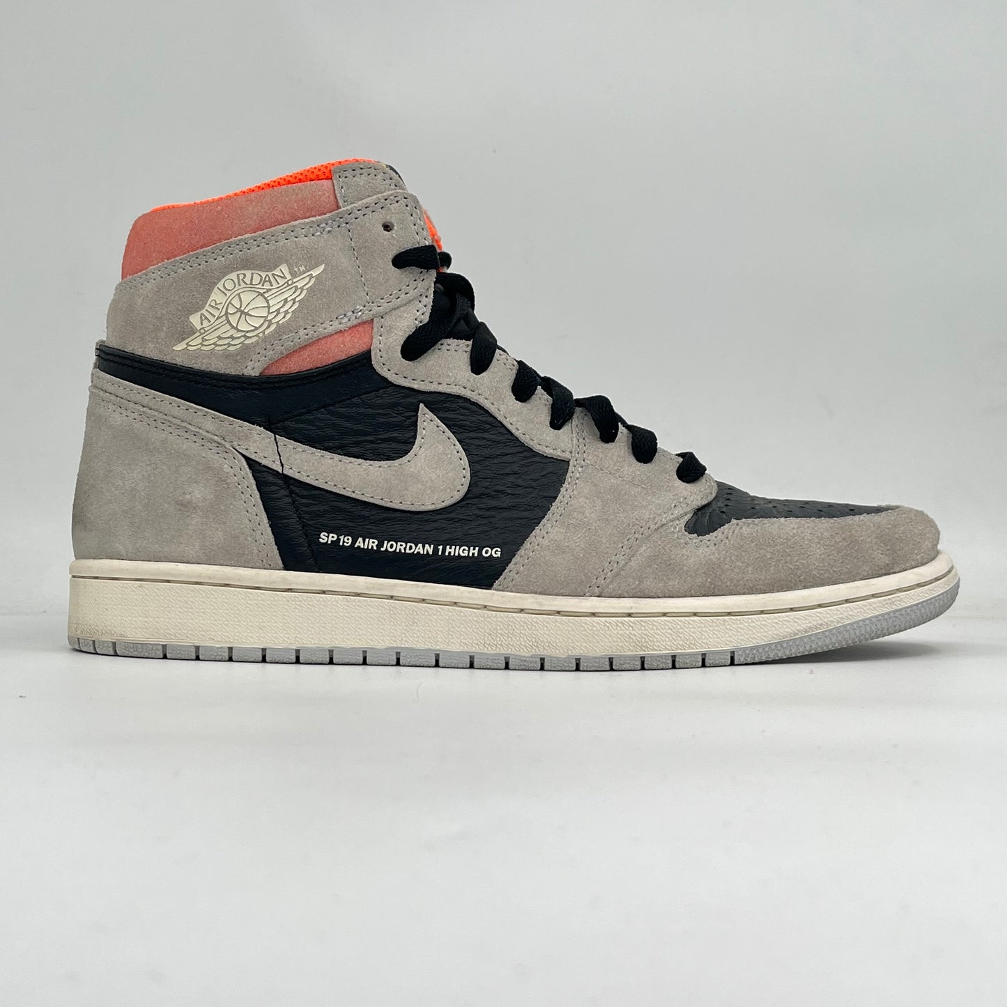 Jordan 1 Retro High Neutral Grey Hyper Crimson (Pre-owned 7.5/10)