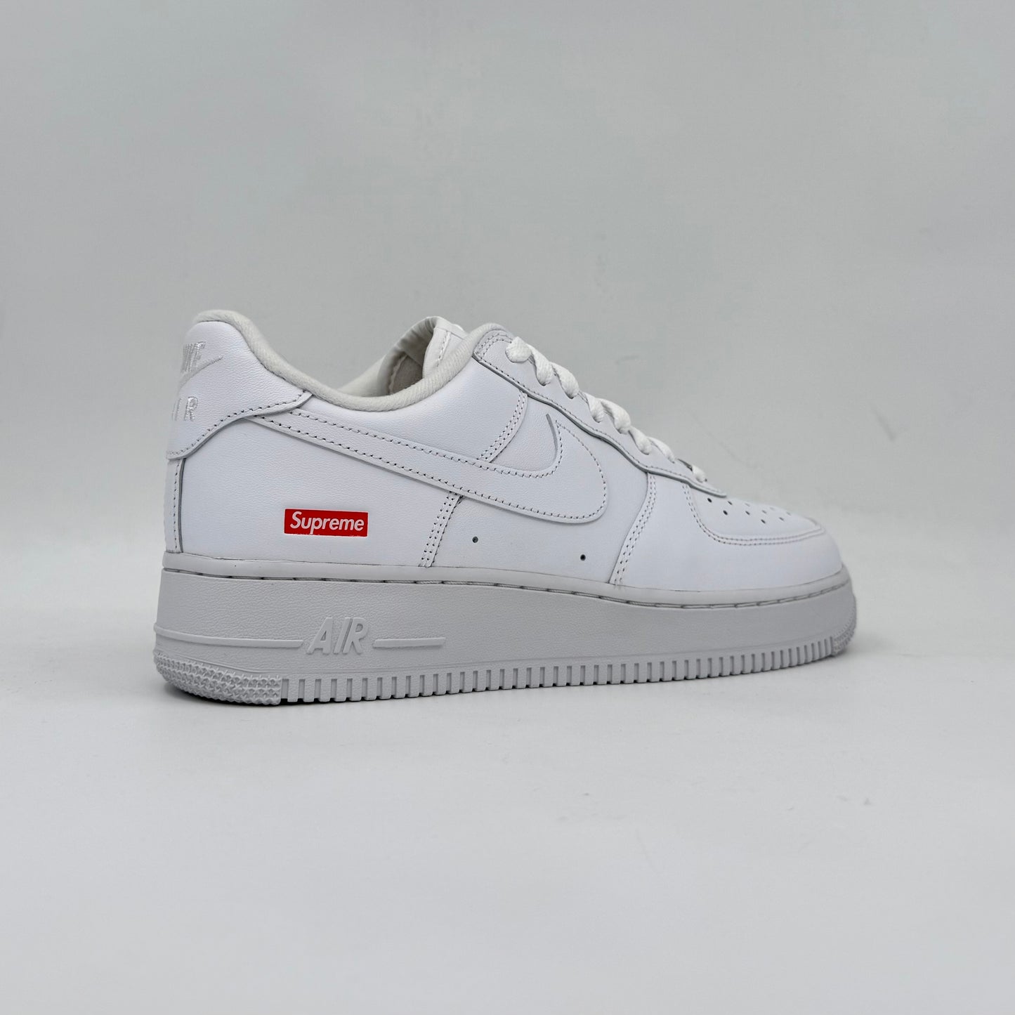 Nike Air Force 1 Low
Supreme White