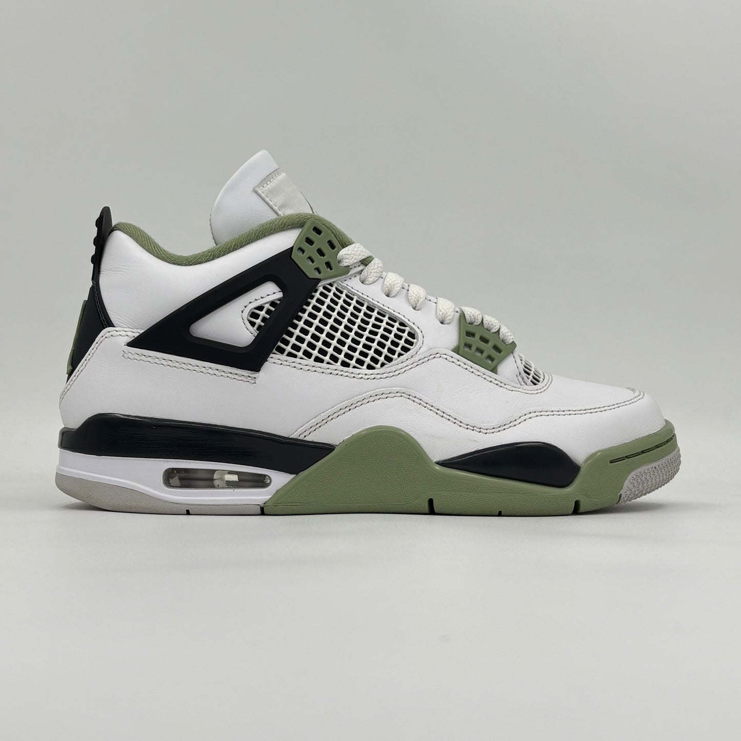 Nike Air Jordan 4 Retro Seafoam (Pre-owned condition 9/10)