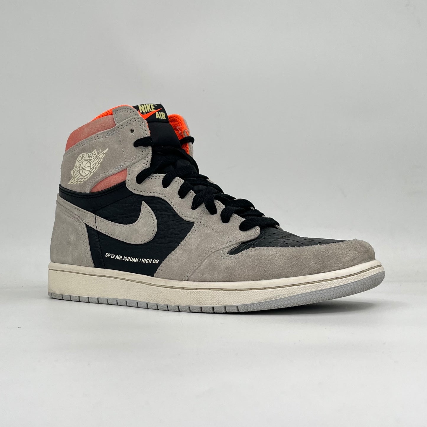 Jordan 1 Retro High Neutral Grey Hyper Crimson (Pre-owned 7.5/10)