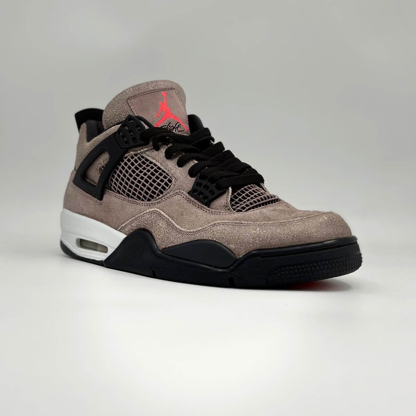 Jordan 4 retro Taupe Haze
(Pre-owned 9/10)