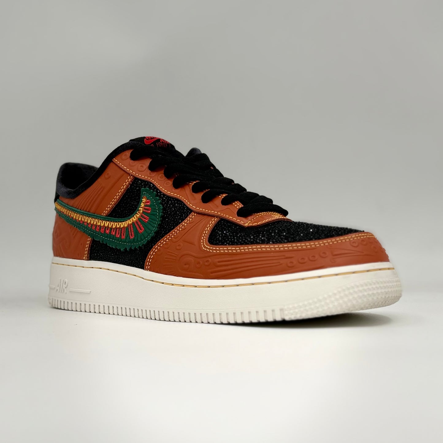 Nike Air Force 1 Low "Siempre Familia" (Pre-owned 9.5/10)