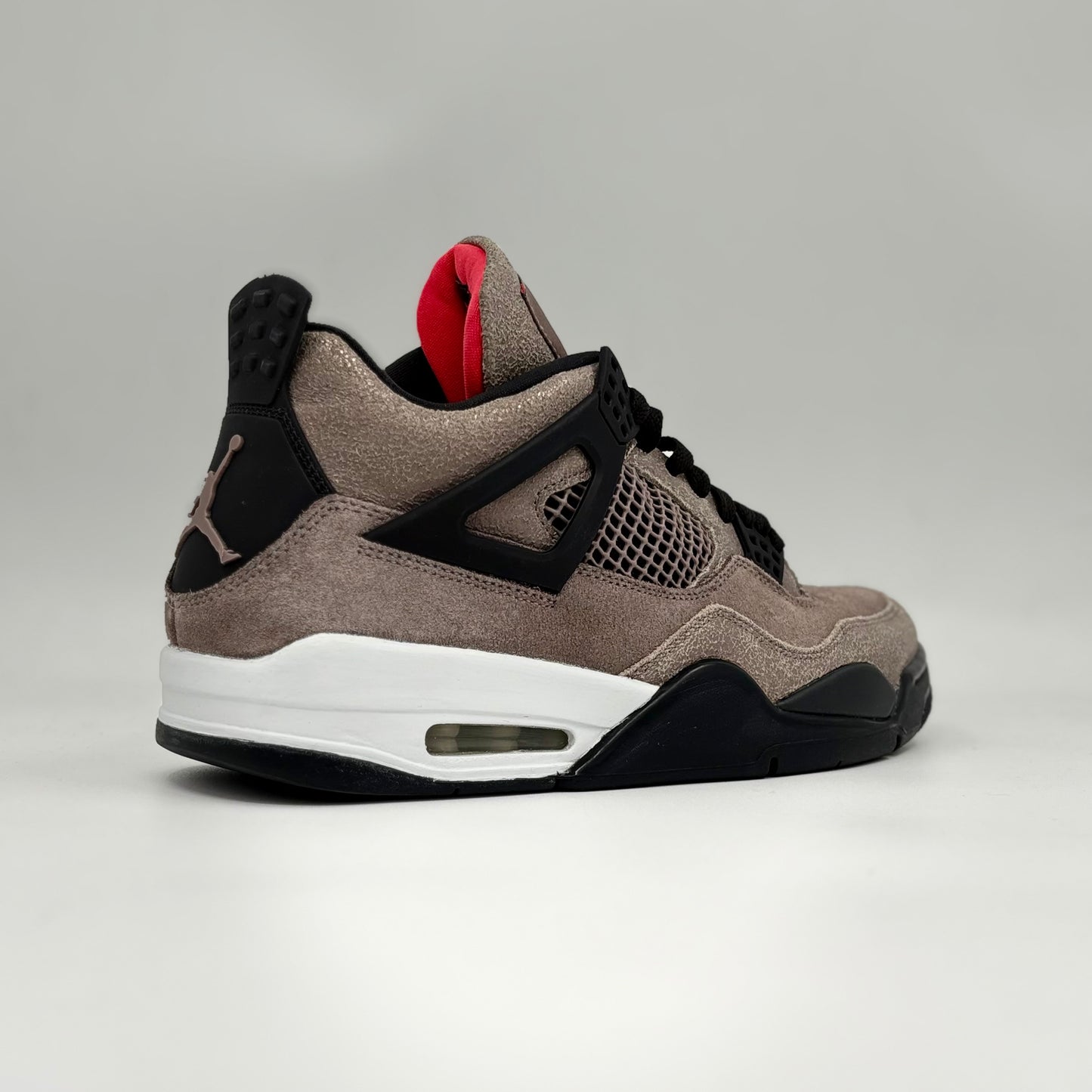 Jordan 4 retro Taupe Haze
(Pre-owned 9/10)