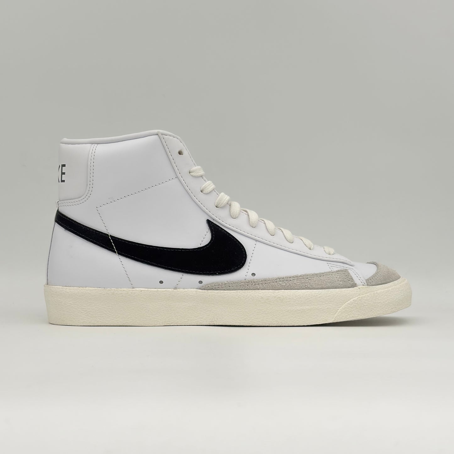 Nike Blazer Mid 77 Vintage
White Black