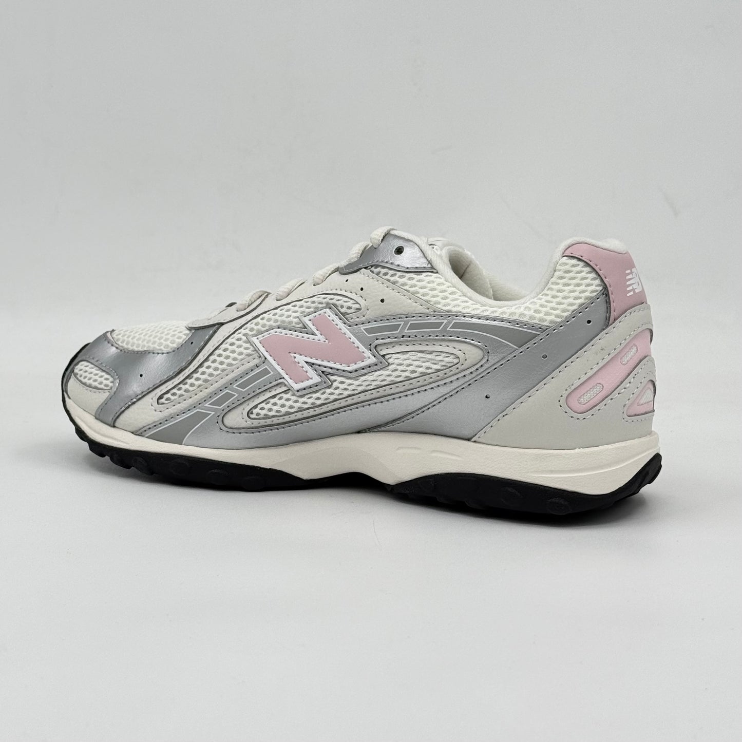 New Balance 204L
Silver Metallic Pink