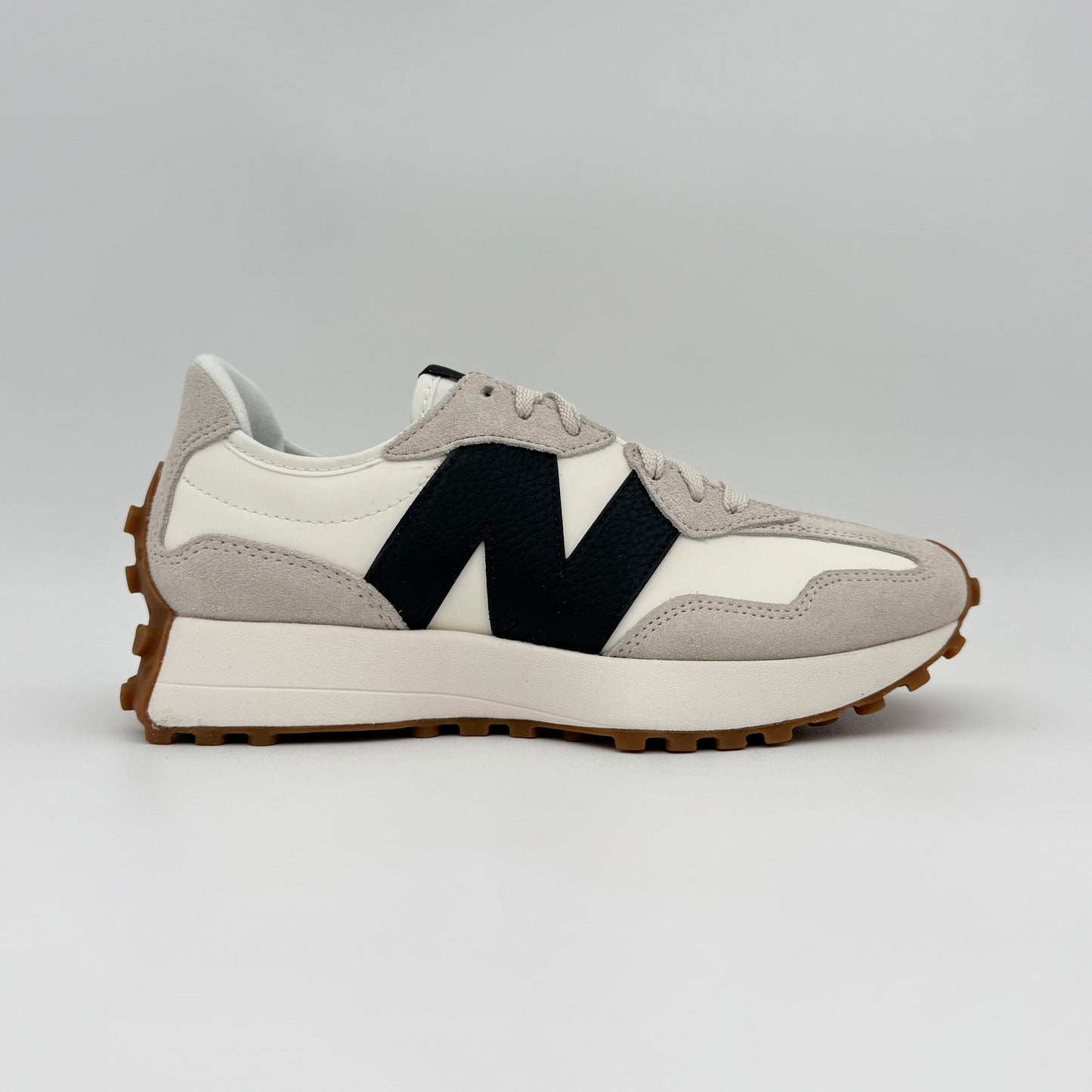 New Balance 327
Moonbeam Black Gum