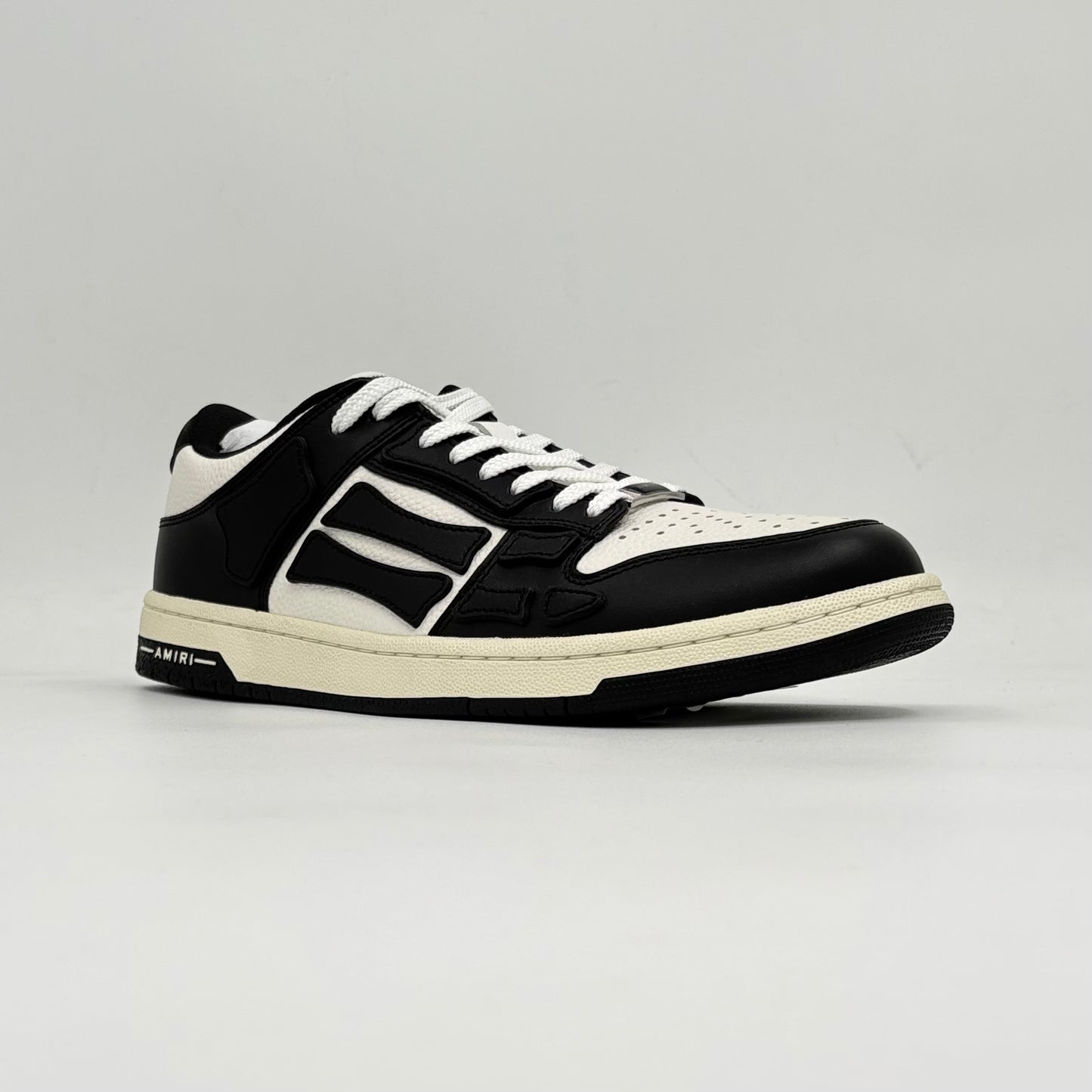 Amiri modelo Skel Top Low White Black