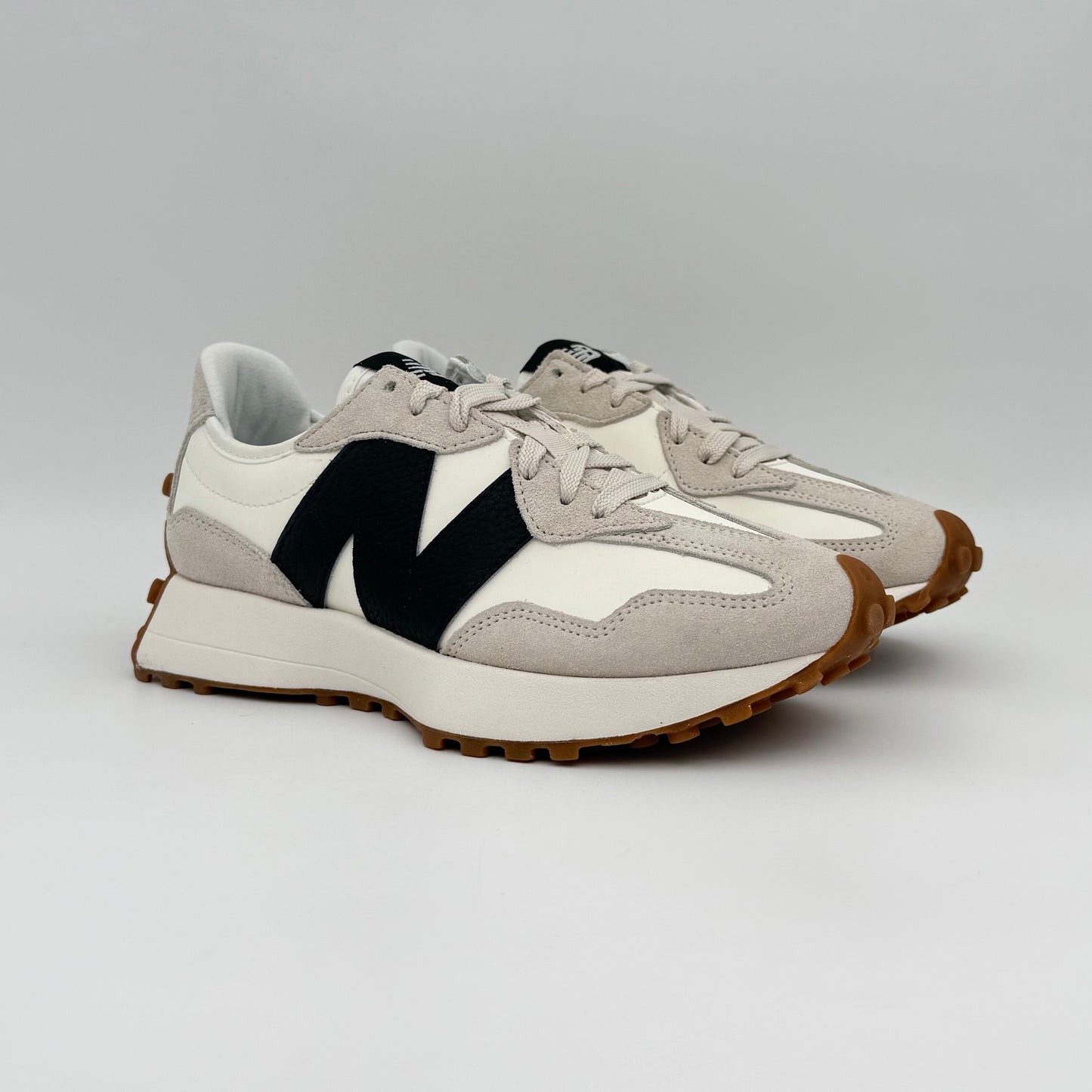 New Balance 327
Moonbeam Black Gum
