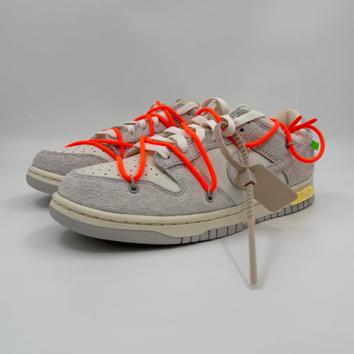 Nike Dunk Low
Off-White Lot 11