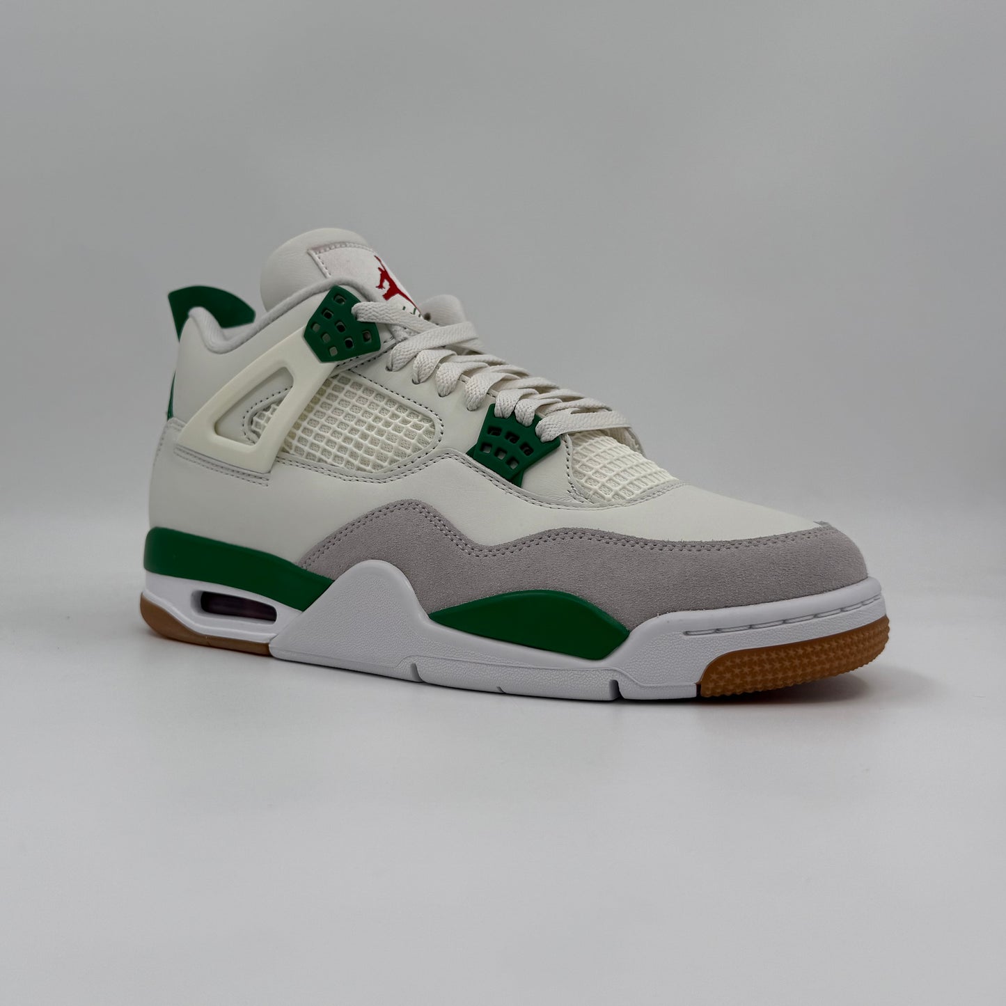 Jordan 4 Retro SB
Pine Green
