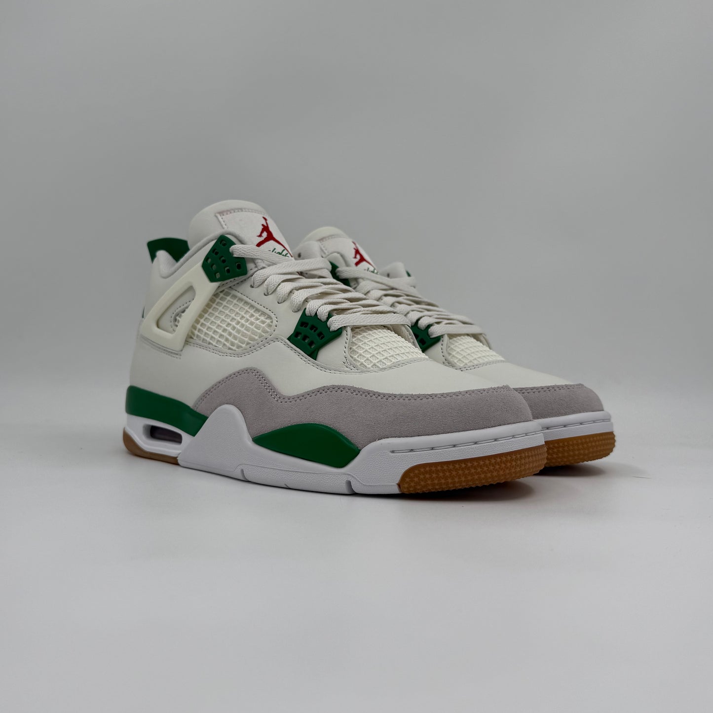 Jordan 4 Retro SB
Pine Green
