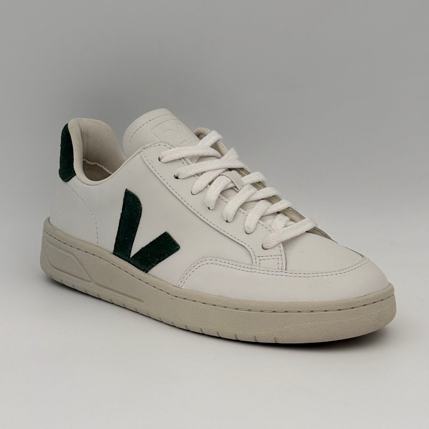 Veja V-12 White Dark Green