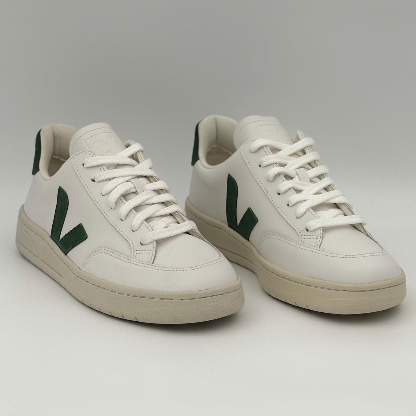 Veja V-12 White Dark Green
