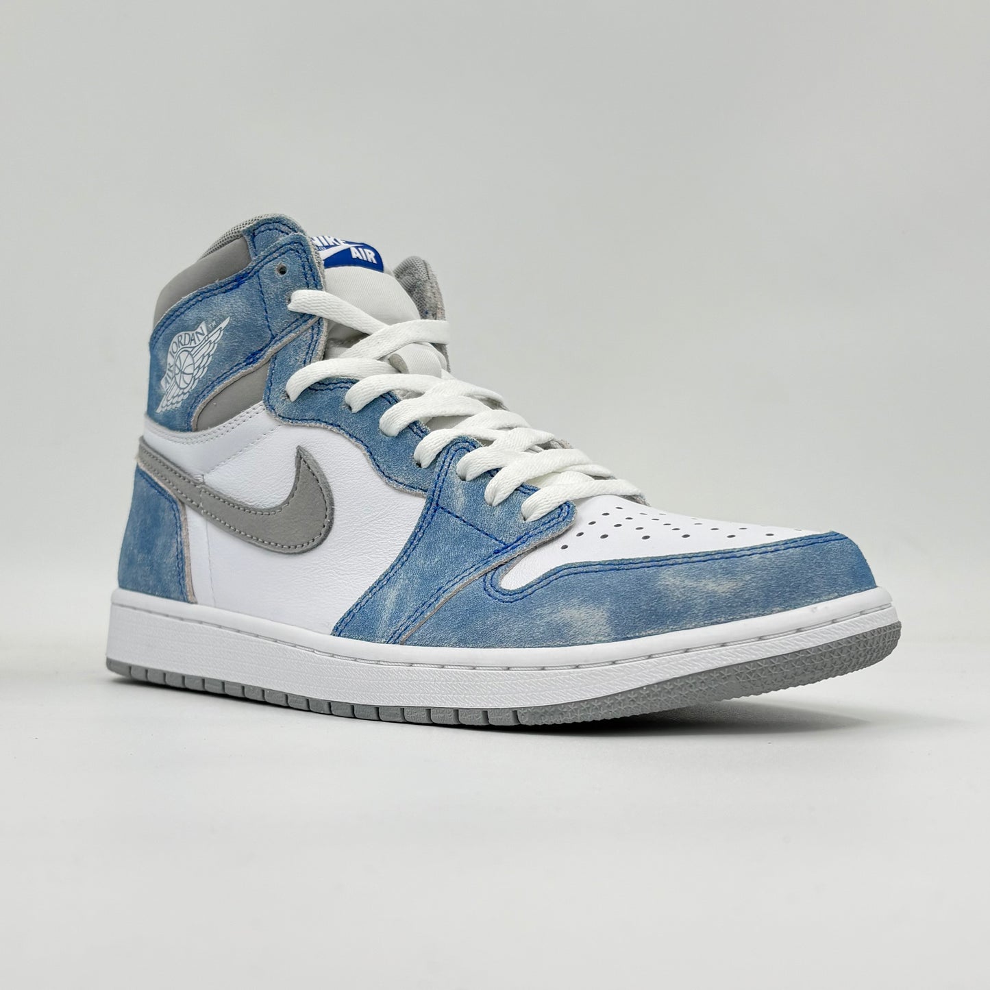 Jordan 1 Retro High
Hyper Royal Smoke Grey